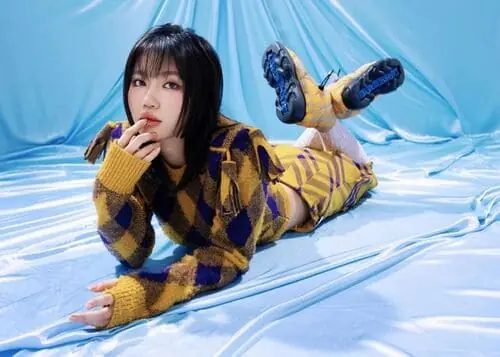 anh-orange-ca-si-ngang-1 Ảnh Orange ca sĩ ngang nằm tạo dáng trên nền xanh nhạt với áo vàng kẻ caro
