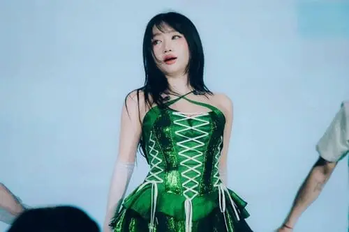 anh-orange-ca-si-ngang-2 Ảnh Orange ca sĩ ngang trong outfit xanh lá ánh kim khi biểu diễn trên sân khấu