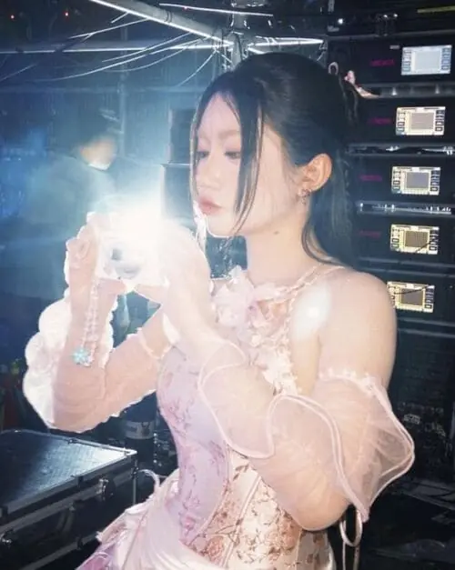 anh-orange-em-xinh-cute-3 Ảnh Orange Em Xinh cute cầm lightstick phát sáng, cười dịu trong hậu trường