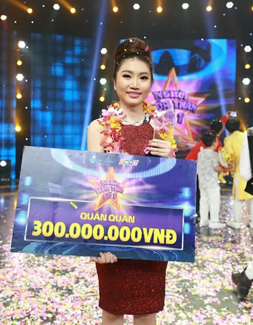 anh-orange-hoi-nho-2 Ảnh Orange hồi nhỏ nhận giải thưởng trên sân khấu, cầm bảng lớn và mỉm cười