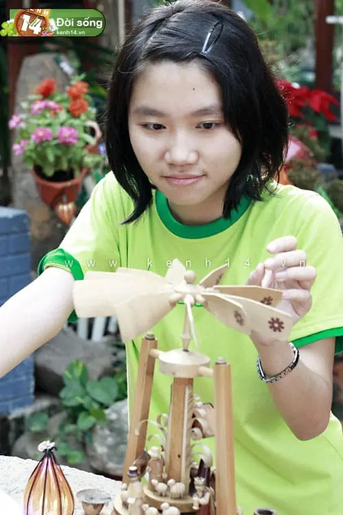 anh-orange-hoi-nho-5 Ảnh Orange hồi nhỏ mặc áo xanh, ngồi làm đồ thủ công ngoài trời