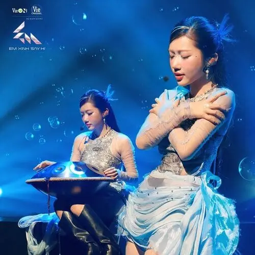 anh-orange-loi-nguoc-dong-2 Ảnh Orange Lội Ngược Dòng biểu diễn cùng đàn tranh trong sân khấu xanh