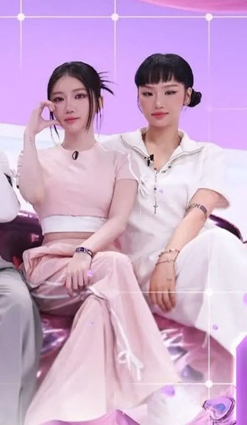 anh-orange-va-miu-le Ảnh Orange và Miu Lê ngồi cạnh nhau trong trang phục hồng pastel tại Em Xinh