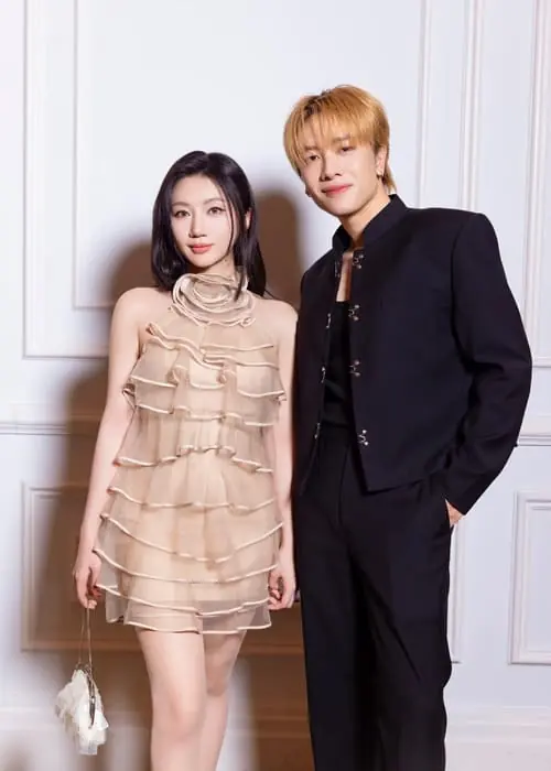 anh-orange-va-nicky Ảnh Orange chụp cùng Nicky trong ảnh studio, cả hai diện đồ tông be thanh lịch