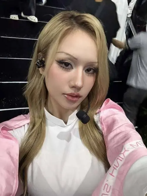 anh-saabirose-selfie-2 Ảnh Saabirose selfie góc gần, gương mặt sáng và thần thái nhẹ nhàng