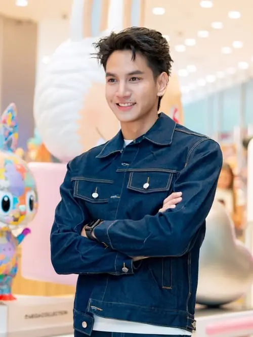 bee-apisit-sangming-thu-vien-hinh-anh-3 Bee Apisit Sangming mỉm cười trong áo khoác denim xanh tại không gian trung tâm thương mại