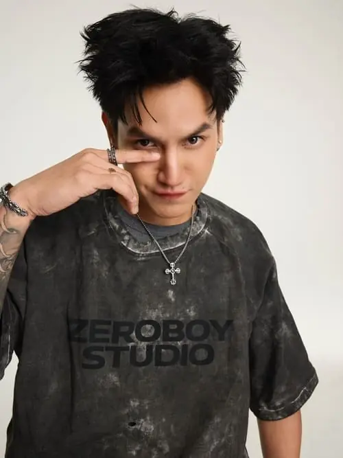 bee-apisit-sangming-thu-vien-hinh-anh-7 Bee Apisit Sangming tạo dáng cận mặt trong áo thun xám đậm phong cách streetwear