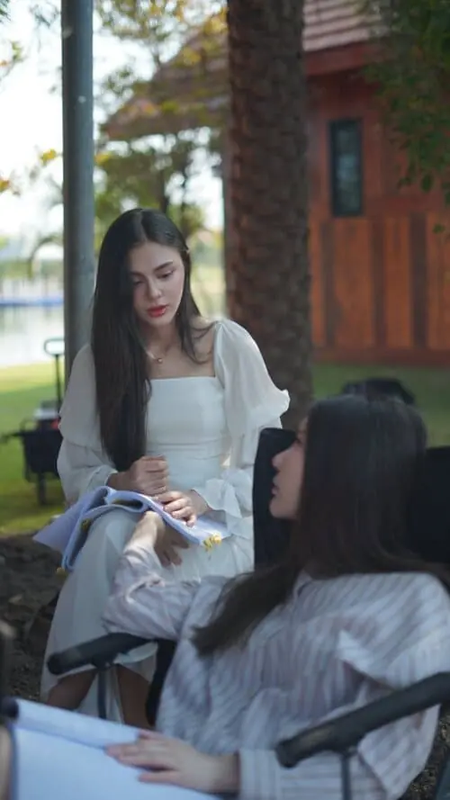 falling-for-my-hater-the-series-thu-vien-hinh-anh-2 Cảnh hai nữ chính Falling for My Hater The Series trò chuyện ngoài trời