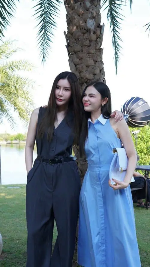 falling-for-my-hater-the-series-thu-vien-hinh-anh-4 Ảnh cặp nữ chính Falling for My Hater The Series tạo dáng bên hồ