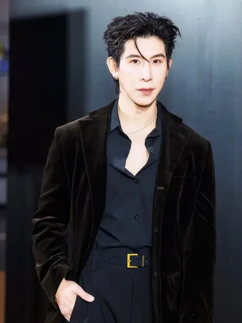 park-parnupat-anomakiti-thu-vien-hinh-anh-2 Ảnh Park Parnupat Anomakiti mặc suit đen lịch lãm