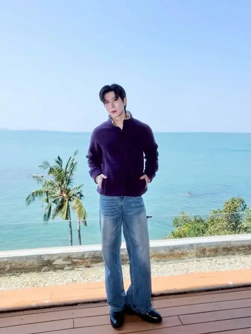 park-parnupat-anomakiti-thu-vien-hinh-anh-3 Park Parnupat Anomakiti tạo dáng trước biển mặc áo tím