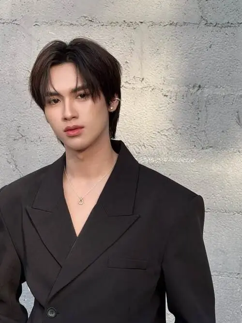 patji-jirachart-buspavanich-thu-vien-hinh-anh-5 Ảnh chân dung Patji Jirachart Buspavanich mặc suit đen