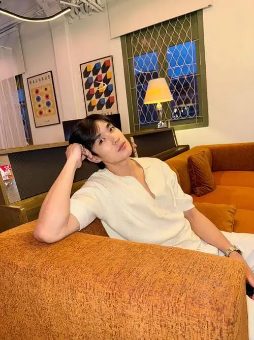 tee-boonyakait-wongsajaem-thu-vien-hinh-anh-4 Tee Boonyakait Wongsajaem thư giãn ghế sofa, áo trắng