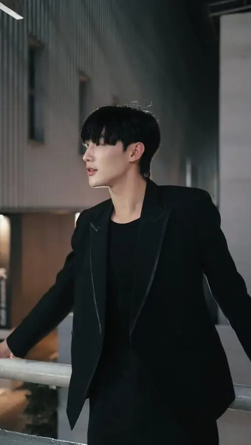 tee-boonyakait-wongsajaem-thu-vien-hinh-anh-6 Tee Boonyakait Wongsajaem diện vest đen, ảnh mood đêm