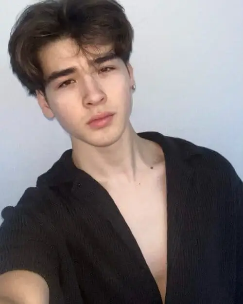 thakhi-kwin-onglaor-thu-vien-hinh-anh-4 Thakhi Kwin Onglaor trong ảnh selfie với áo sơ mi đen, phong cách trẻ trung và điển trai