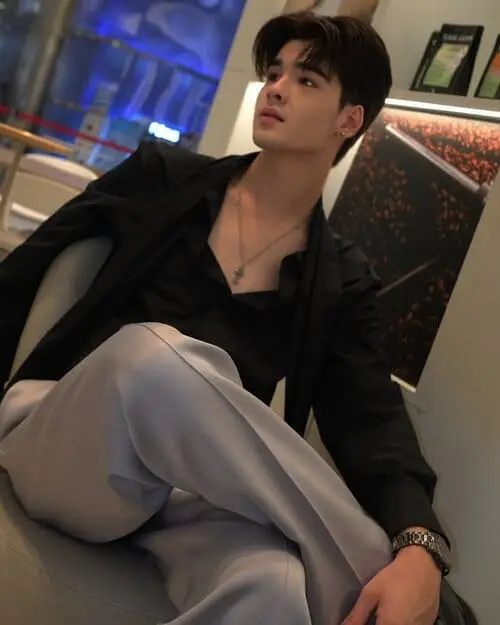 thakhi-kwin-onglaor-thu-vien-hinh-anh-5 Ảnh Thakhi Kwin Onglaor ngồi thư giãn với outfit đen trắng sang trọng và thần thái nổi bật