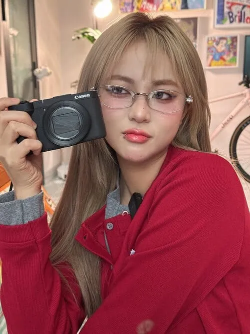 anh-misthy-cute-1 Ảnh Misthy cute cầm máy ảnh, đeo kính tròn và mặc áo đỏ