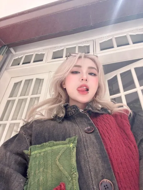 anh-misthy-cute-2 Ảnh Misthy cute selfie ngoài trời với tóc sáng màu và áo khoác dày