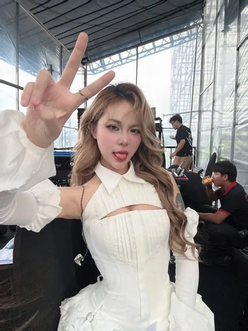 anh-misthy-cute-3 Ảnh Misthy cute giơ tay chữ V trong outfit trắng nổi bật