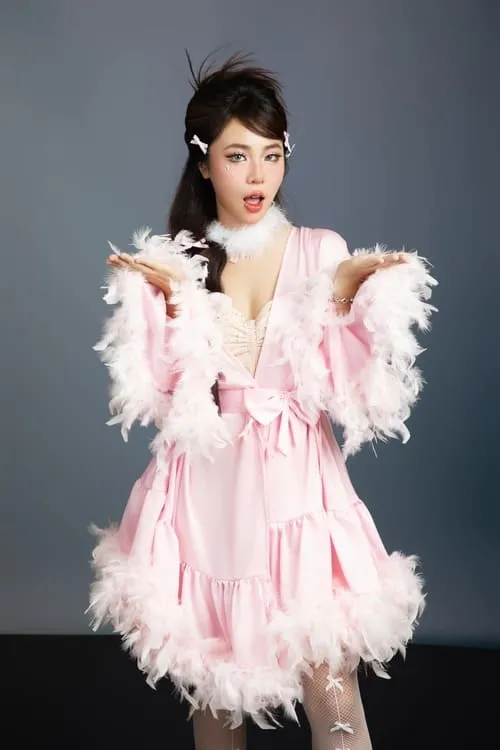 anh-misthy-cute-4 Ảnh Misthy cute trong váy hồng tua lông tạo dáng đáng yêu