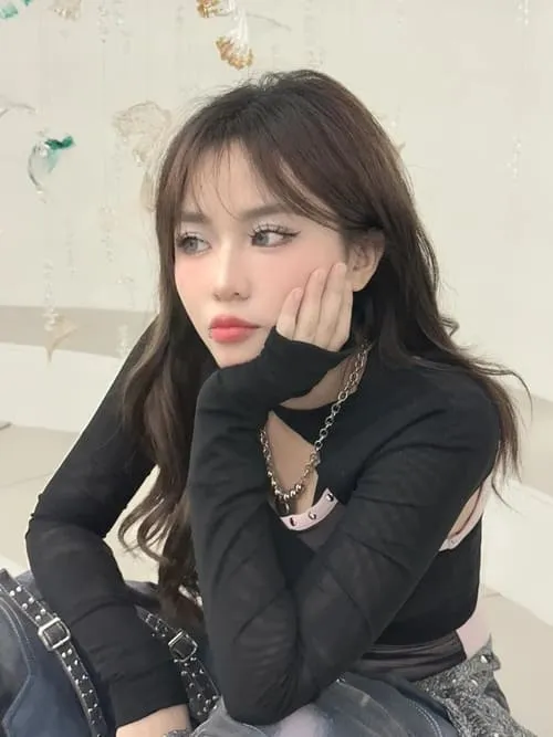 anh-misthy-cute-5 Ảnh Misthy cute chống cằm với áo đen ôm và thần thái nhẹ nhàng