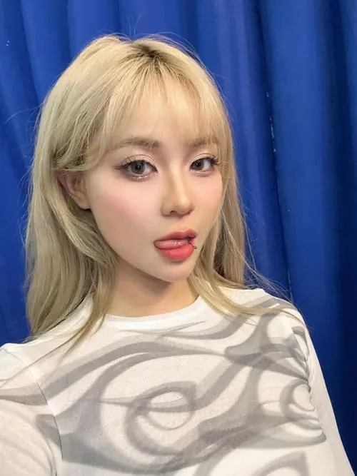 anh-misthy-de-thuong-2 Ảnh Misthy dễ thương tóc vàng ngắn với áo sọc và makeup nhẹ