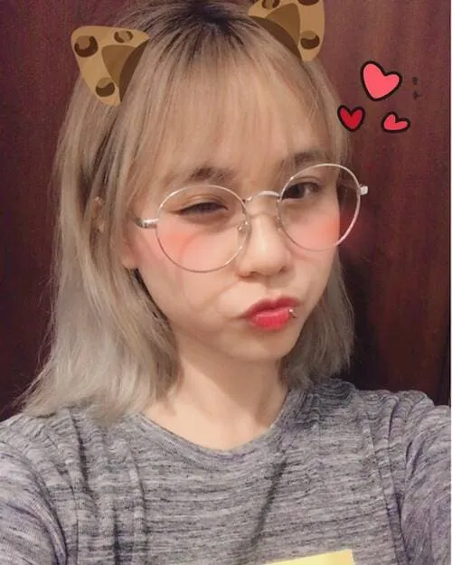 anh-misthy-de-thuong-4 Ảnh Misthy dễ thương chu môi với kính tròn và sticker tai mèo