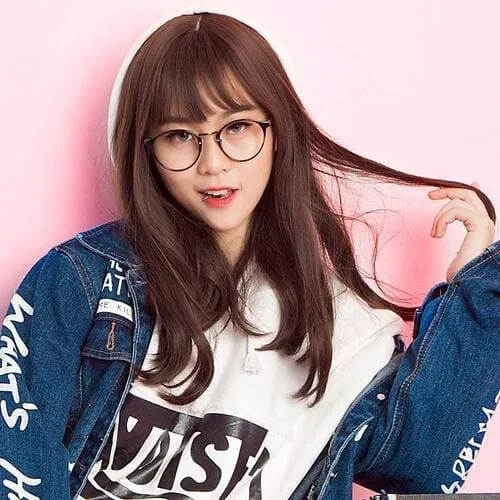 anh-misthy-de-thuong-5 Ảnh Misthy dễ thương đeo kính, mặc áo denim trên nền hồng