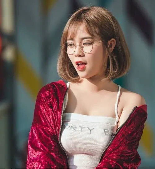 anh-misthy-de-thuong-6 Ảnh Misthy dễ thương với tóc bob, kính tròn và áo đỏ nhung