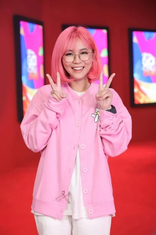 anh-misthy-de-thuong-7 Ảnh Misthy dễ thương diện áo hoodie hồng trên thảm đỏ