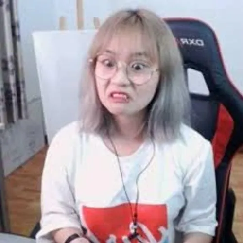 anh-misthy-hai-dim-meme-2 Ảnh Misthy hài dìm meme với gương mặt nhăn nhó trước webcam