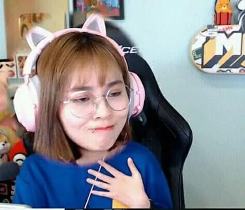 anh-misthy-hai-dim-meme-4 Ảnh Misthy hài dìm meme với tai nghe mèo và biểu cảm bất ngờ