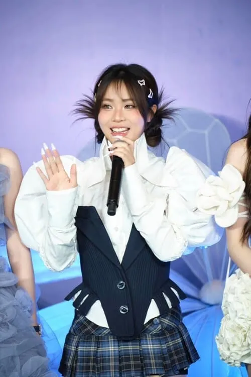 anh-misthy-hinh-nen-doc-5 Ảnh Misthy hình nền dọc cầm mic với outfit trắng đen sân khấu