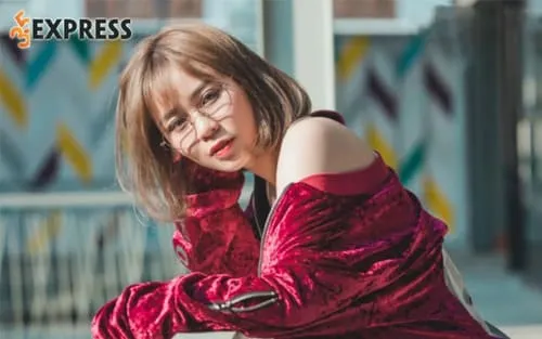 anh-misthy-hinh-nen-ngang-5 Ảnh Misthy hình nền ngang mặc áo đỏ nhung, ngồi tạo dáng nghệ thuật