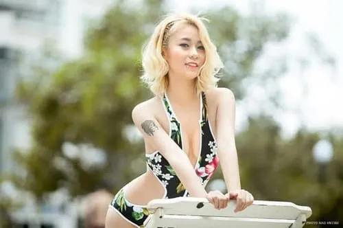anh-misthy-mac-bikini-1 Ảnh Misthy mặc bikini hoa đứng ngoài trời, cười tươi tự nhiên