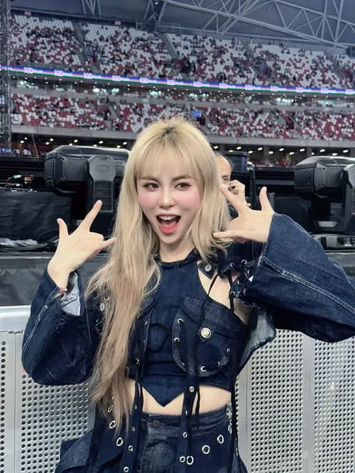 anh-misthy-moi-nhat-13 Ảnh Misthy mới nhất trên sân khấu concert với outfit denim đen