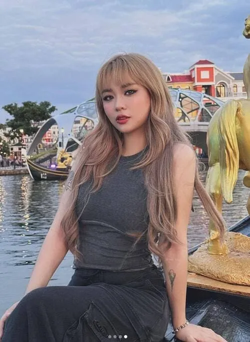 anh-misthy-moi-nhat-14 Ảnh Misthy mới nhất ngồi ngoài trời trong váy xám ôm dáng