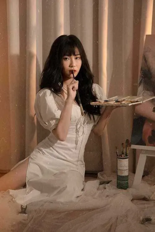 anh-misthy-moi-nhat-16 Ảnh Misthy mới nhất trong váy trắng ngồi bên bàn trà nghệ thuật