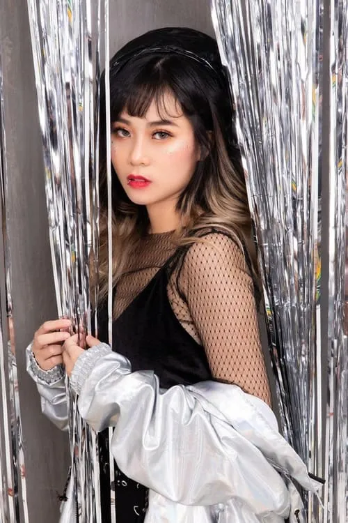 anh-misthy-ngau-2 Ảnh Misthy ngầu với váy đen xuyên tay, đứng giữa phông bạc