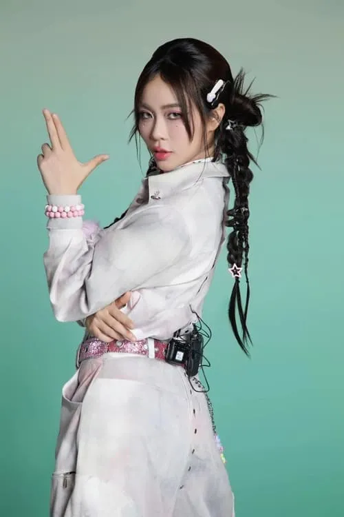 anh-misthy-ngau-6 Ảnh Misthy ngầu tạo dáng xoay người trong outfit trắng cá tính