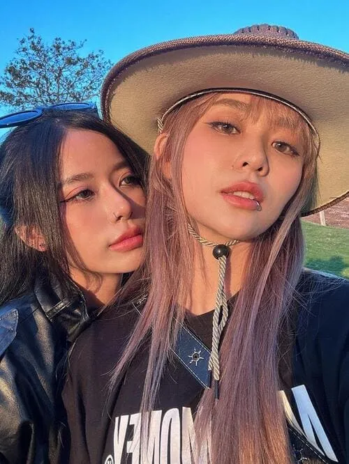 anh-misthy-va-bank-hoang-diep-anh-1 Ảnh Misthy và Bank Hoàng Diệp Anh selfie ngoài trời lúc hoàng hôn