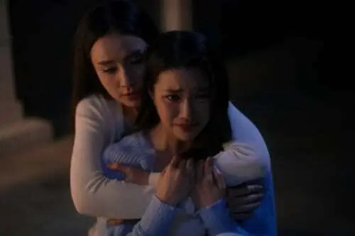 lunar-secret-the-series-thu-vien-hinh-anh-6 Phân cảnh xúc động Honey ôm Alin an ủi trong nước mắt ở tập pilot Lunar Secret The Series