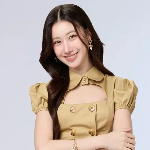 mata-pattariyakorn-luangkungwankij-la-ai-tieu-su-1 Mata Pattariyakorn Luangkungwankij trong ảnh chân dung studio, mặc váy trắng và tạo dáng nhẹ nhàng