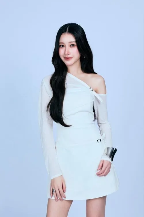 mata-pattariyakorn-luangkungwankij-la-ai-tieu-su-2 Mata Pattariyakorn Luangkungwankij diện váy trắng trong bộ ảnh studio với phong cách thanh lịch