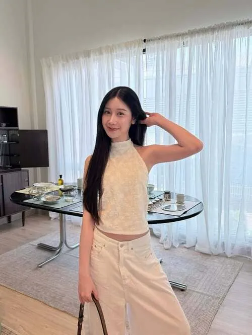 mata-pattariyakorn-luangkungwankij-la-ai-tieu-su-5 Mata Pattariyakorn Luangkungwankij mặc trang phục trắng, tạo dáng trong không gian sáng hiện đại