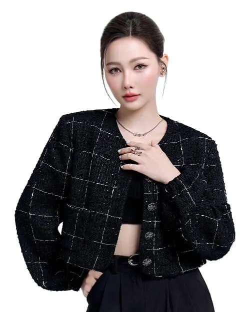pla-kewalin-udomaksorn-thu-vien-hinh-anh-1 Pla Kewalin Udomaksorn diện áo khoác đen họa tiết caro trong bộ ảnh studio nền trắng