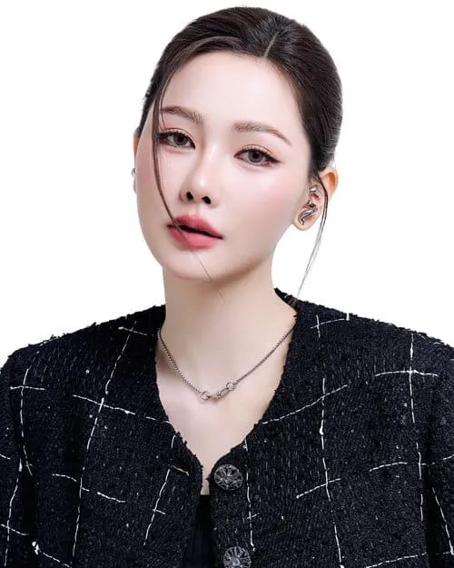 pla-kewalin-udomaksorn-thu-vien-hinh-anh-2 Cận cảnh gương mặt Pla Kewalin Udomaksorn với phong cách trang điểm nhẹ và áo khoác đen thanh lịch
