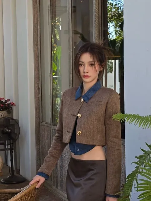 pla-kewalin-udomaksorn-thu-vien-hinh-anh-4 Pla Kewalin Udomaksorn tạo dáng trong trang phục áo khoác croptop nâu phối sơ mi xanh cá tính