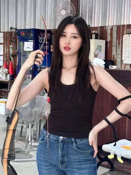 shu-nunnicha-saehuang-thu-vien-hinh-anh-1 Shu Nunnicha Saehuang mặc áo đen và quần jeans tạo dáng cùng cung tên trong không gian trong nhà