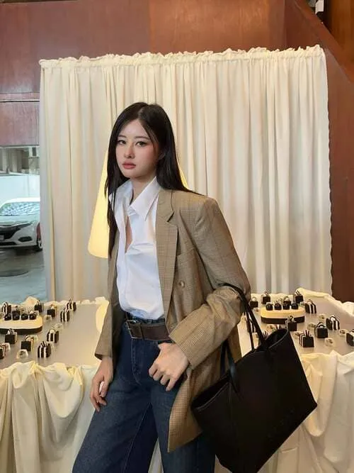 shu-nunnicha-saehuang-thu-vien-hinh-anh-2 Shu Nunnicha Saehuang diện áo sơ mi trắng và blazer nâu tại sự kiện trưng bày nước hoa